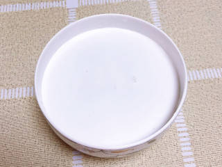芒果芋圆烧仙草,白糖中倒入椰浆、牛奶搅拌均匀。