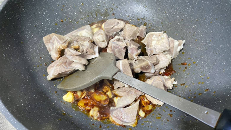 豆角焖卷子➕排骨豆角土豆焖卷子,加入焯水后的排骨，翻炒均匀