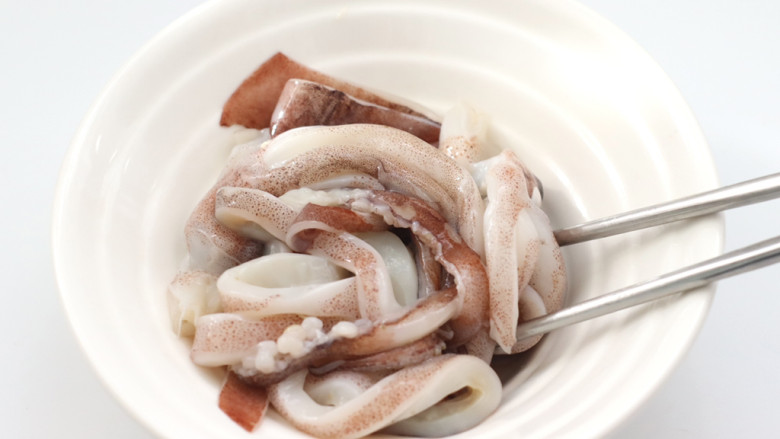砂锅鱿鱼土豆粉,搅拌均匀腌制10分钟。