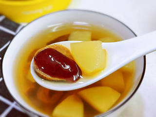 苹果山碴红枣水,盛出开吃。