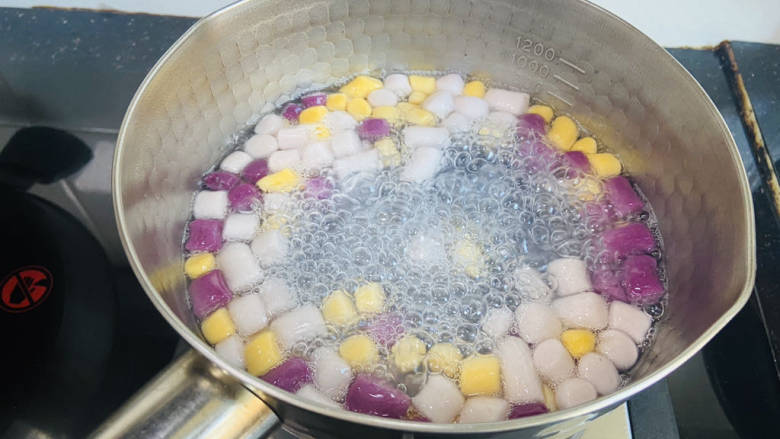 芒果芋圆西米露,另外烧一锅热水，放入芋圆，煮至漂浮起来即可