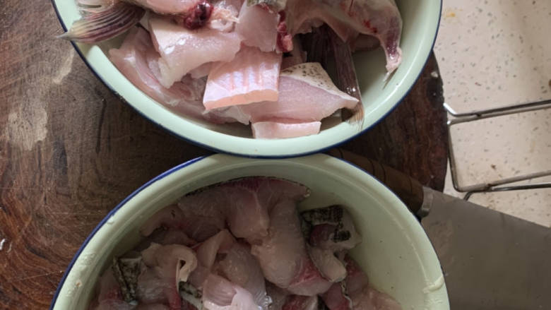 川味家常酸菜鱼,首先处理鱼，鱼肉片成薄片，均匀一些。鱼骨斩段，泡菜冲洗一下切细段。