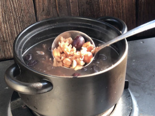 百合莲子汤,1小时后打开锅盖，看看莲子煮开花即可