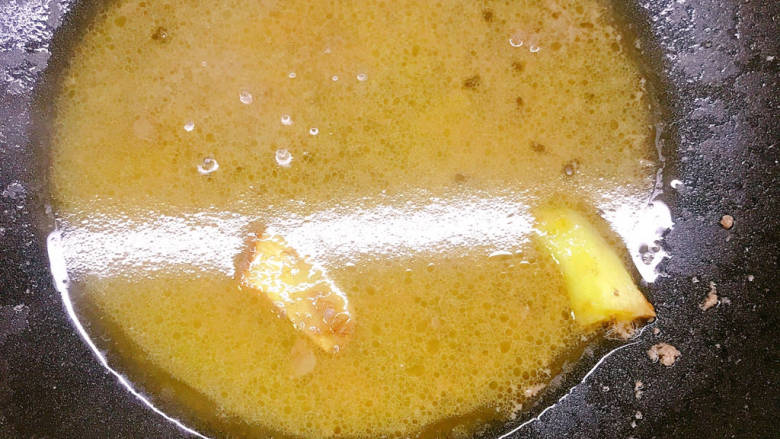 葱爆肥牛卷,油汁留在锅中