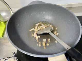 腊味糯米饭➕杂蔬腊味焖糯米饭,热锅放入少许食用油，加入腊肉的肥肉部分，中小火煸炒出油