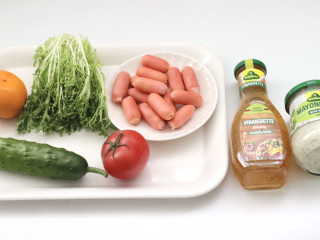 红肠沙拉水果时蔬,首先备齐所有的食材调料。