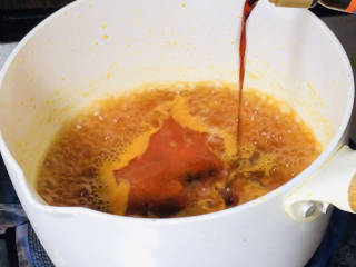 捞汁黄瓜,加入轻盐酱油，离火冷却