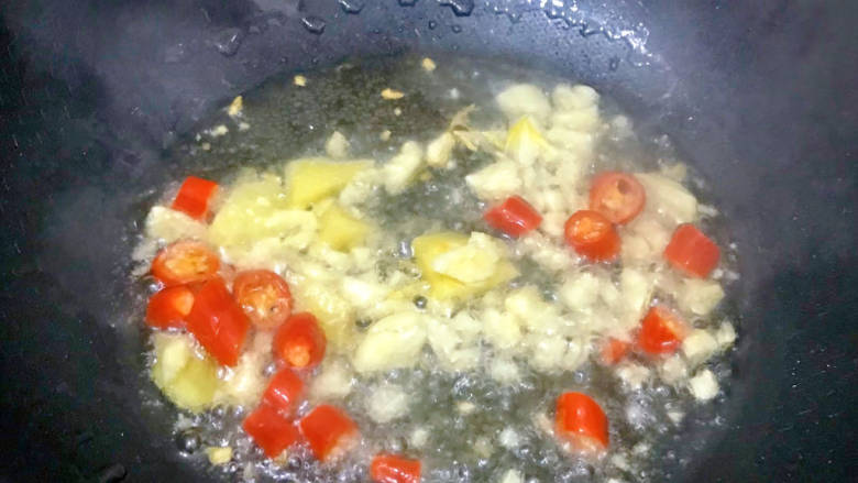 排骨土豆炖豆角,热锅下油，倒入蒜姜红米椒爆香