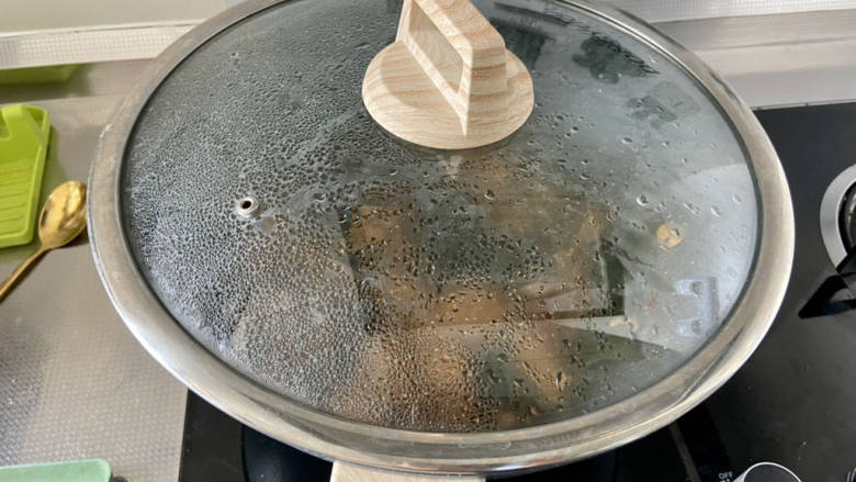 海带炒肉片,加盖小火焖煮3分钟