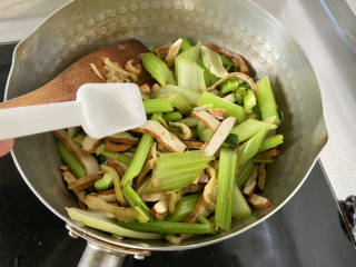 西芹炒香干,尝下咸淡，根据自己口味添加少许盐，翻炒均匀即可出锅。