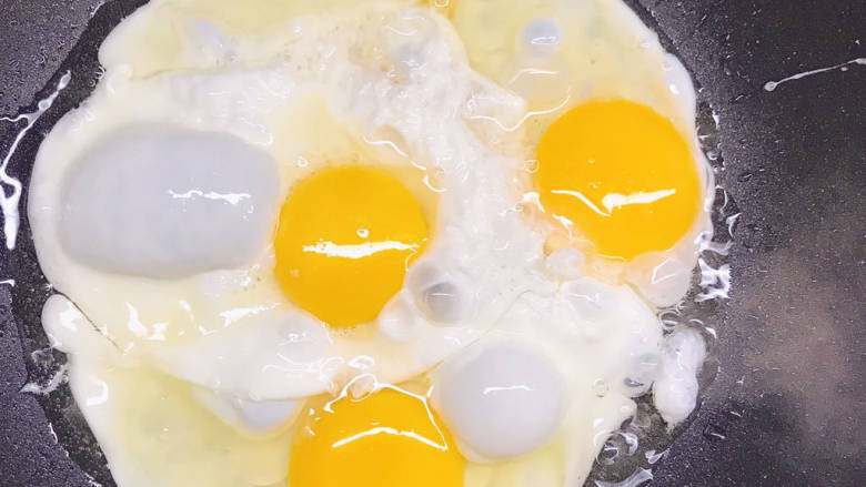 鸡蛋炖豆腐,打入鸡蛋