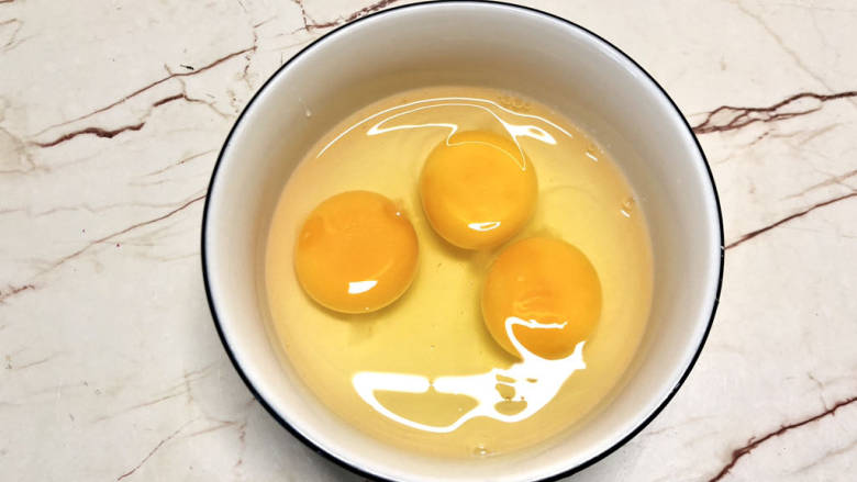 葱花炒鸡蛋,碗中敲入鸡蛋