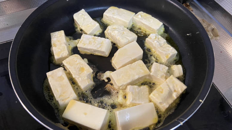 黄瓜烧豆腐,平底锅烧热加适量食用油，豆腐表面拍淀粉再裹蛋液，下锅中小火煎