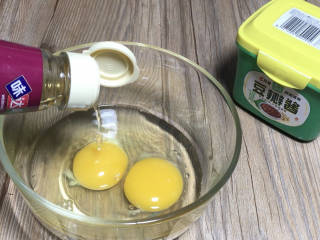 青椒鸡蛋拌海带面,鸡蛋打入碗中，加入料酒搅打成蛋液