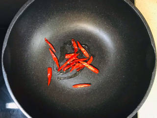 杂炒蔬菜,起油锅，加入红辣椒，炒出辣味