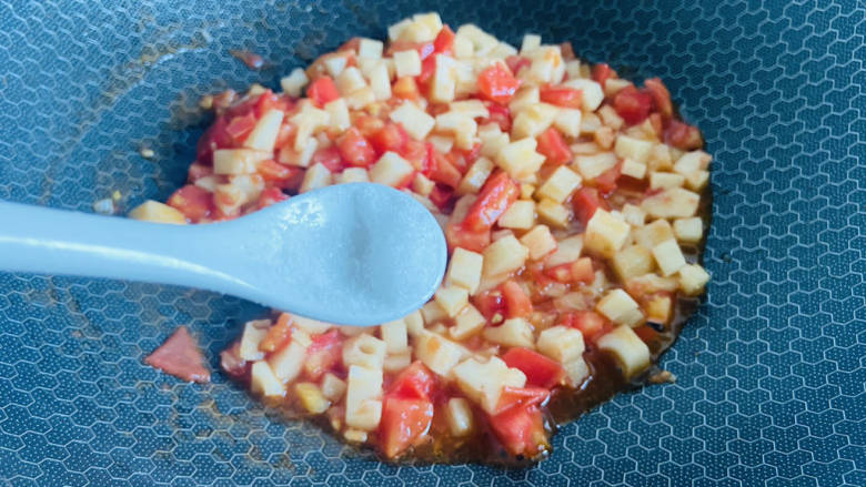 番茄藕丁,根据个人口味加入适量盐