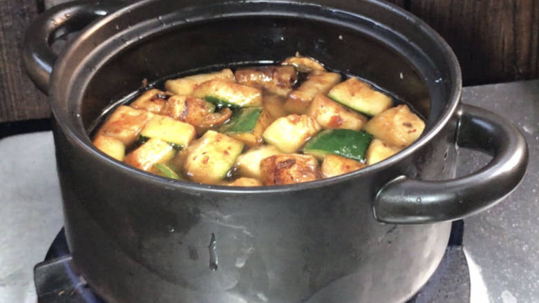 豆腐炖冬瓜,砂锅置旺火上，放入适量开水，放入冬瓜