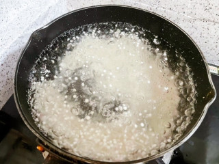 芒果芋圆烧仙草,另起锅烧开水，以画圈方式加入西米