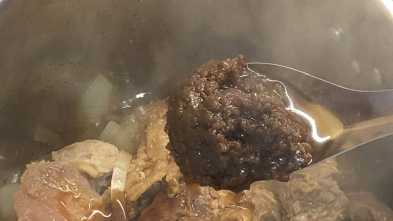潮汕沙茶牛肉煲,大火，把牛肉翻炒至洋葱变软，大概10分钟左右。然后加入一勺蚝油，一勺酱油。两勺潮汕沙茶酱。