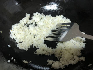 玉米虾仁蛋炒饭,米饭倒入锅里炒散