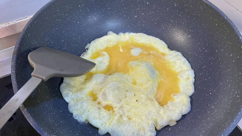 南瓜炒鸡蛋,热锅后加入适量食用油，油热，下蛋液，滑炒成型炒散盛出