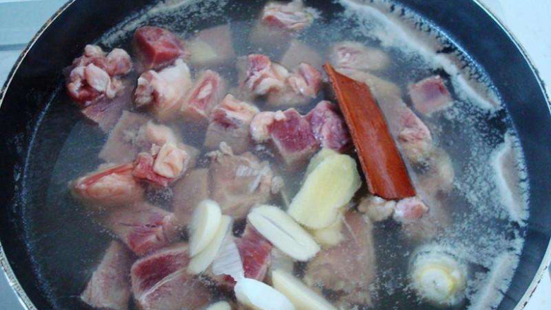 红焖牛肉煲,焯水的时候可以放一些葱姜蒜一起煮，去腥。