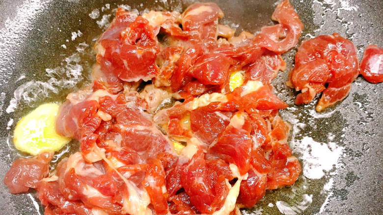 洋葱炒肉,放入腌制好的瘦肉