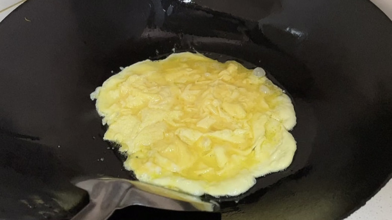 包菜粉丝炒鸡蛋,锅中倒入适量油烧热后倒入蛋液