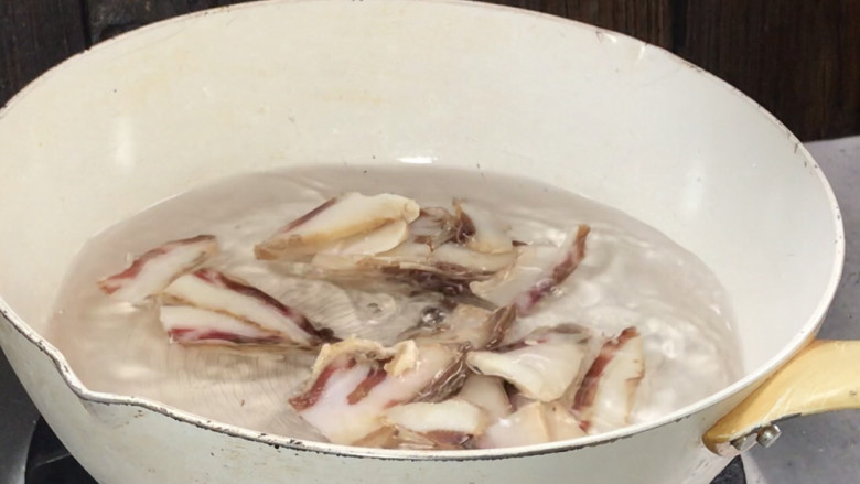 干锅腊鱼,起锅注入适量清水，放入五花肉煮沸后，捞出备用