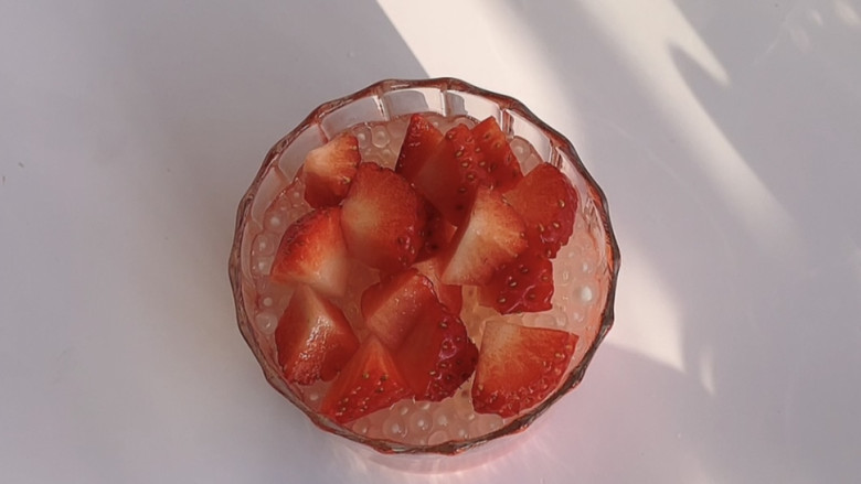 #闹元宵#草莓牛乳,再加入草莓丁