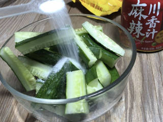 捞汁黄瓜,黄瓜洗净去蒂后切成小条，加盐拌匀，腌制备用