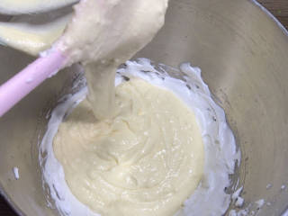 紫薯蛋糕卷,再倒入剩下的蛋白霜中，同样以翻拌方式拌匀备用
