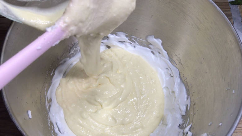 紫薯蛋糕卷,再倒入剩下的蛋白霜中，同样以翻拌方式拌匀备用