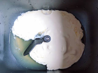 淡奶油小餐包,将淡奶油、牛奶、鸡蛋、酵母粉、白糖放入面包机中。