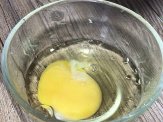 青菜鸡蛋肉丝汤面,鸡蛋打入碗中，淋点料酒，划打成蛋液，备用