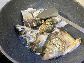 鱼头炖汤➕鱼头豆腐汤,一面煎到金黄，翻面继续煎到金黄定型，