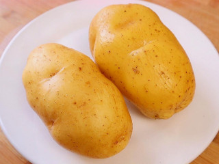 排骨土豆炖豆角,中等大小的土豆准备好两个。