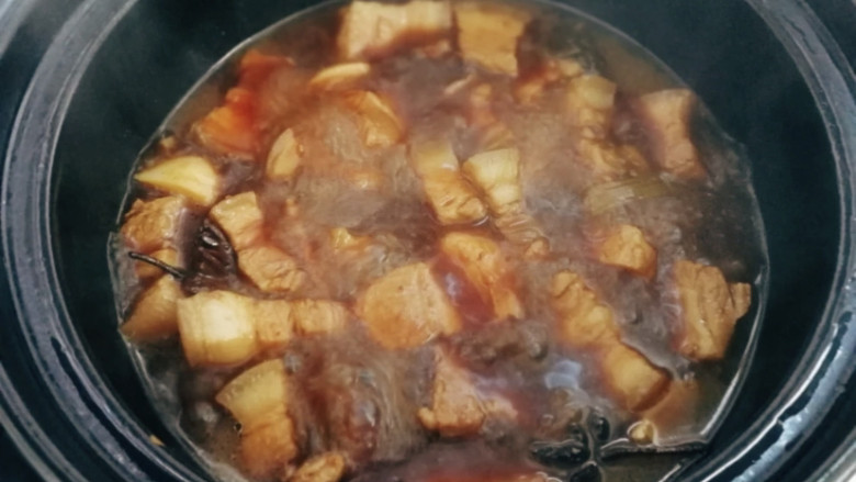 鹌鹑蛋红烧肉,用砂锅炖煮半小时以后加入适量的盐继续炖煮大概半小时。