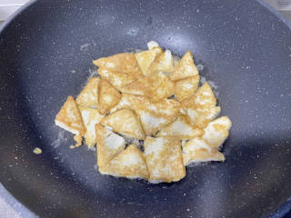 鸡蛋炖豆腐➕煎蛋娃娃菜炖豆腐,热锅后加食用油，豆腐裹蛋液下锅，小火煎到两面焦黄盛出