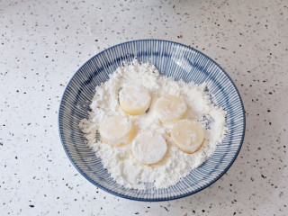 虾仁豆腐煲,将鸡蛋豆腐放入淀粉中裹上一层淀粉