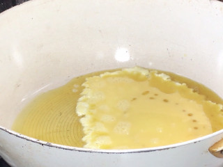 黄瓜蛋炒饭,起锅热油，放入蛋液，炒熟后捞出备用