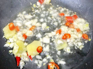 茭白茄子焖肉,然后热锅下油，倒入蒜末姜片红米椒爆香