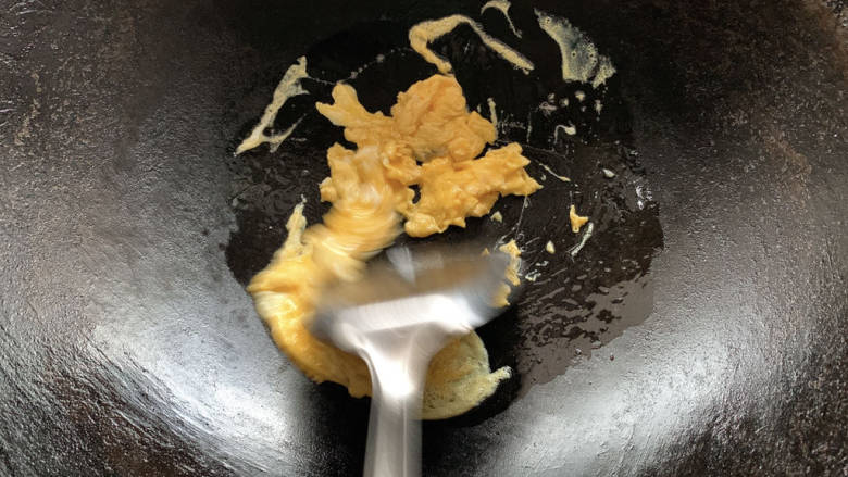 白萝卜炒鸡蛋,用锅铲滑炒成鸡蛋块