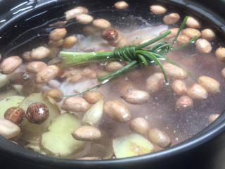 花生土鸡汤,再加入多点的清水，大火煮沸