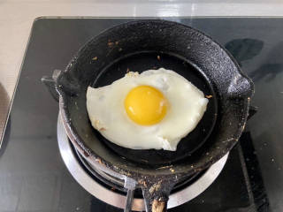 牛油果拌饭,热锅放油，煎一个溏心蛋
