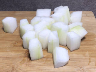 冻豆腐炖冬瓜,冬瓜去瓤去皮，洗净后切成小块，备用