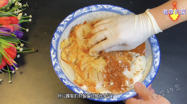 解油解腻又下饭的朝鲜族辣萝卜,抓拌均匀并腌制入味