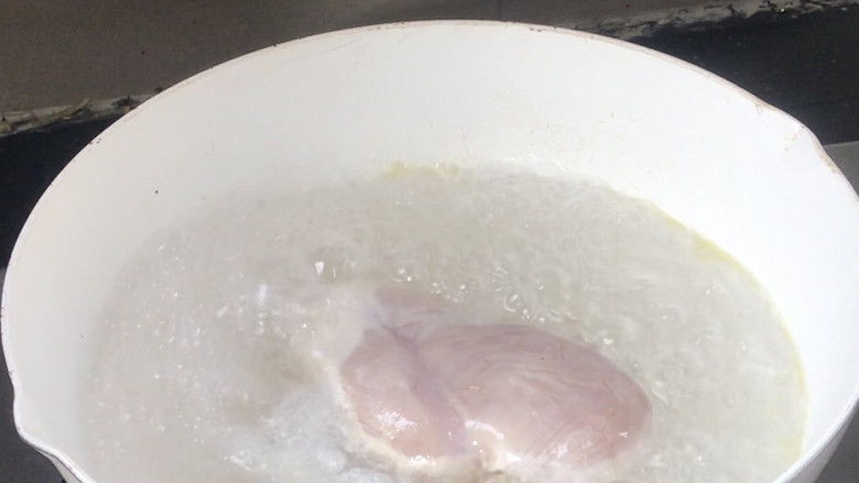 口水鸡丝,就着油锅，放入适量清水，放入鸡胸肉煮沸