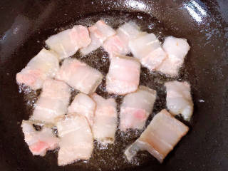 干煸圆白菜,锅中倒入少许油，加热至五成热，放入五花肉片。