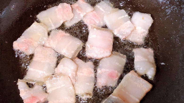干煸圆白菜,锅中倒入少许油，加热至五成热，放入五花肉片。